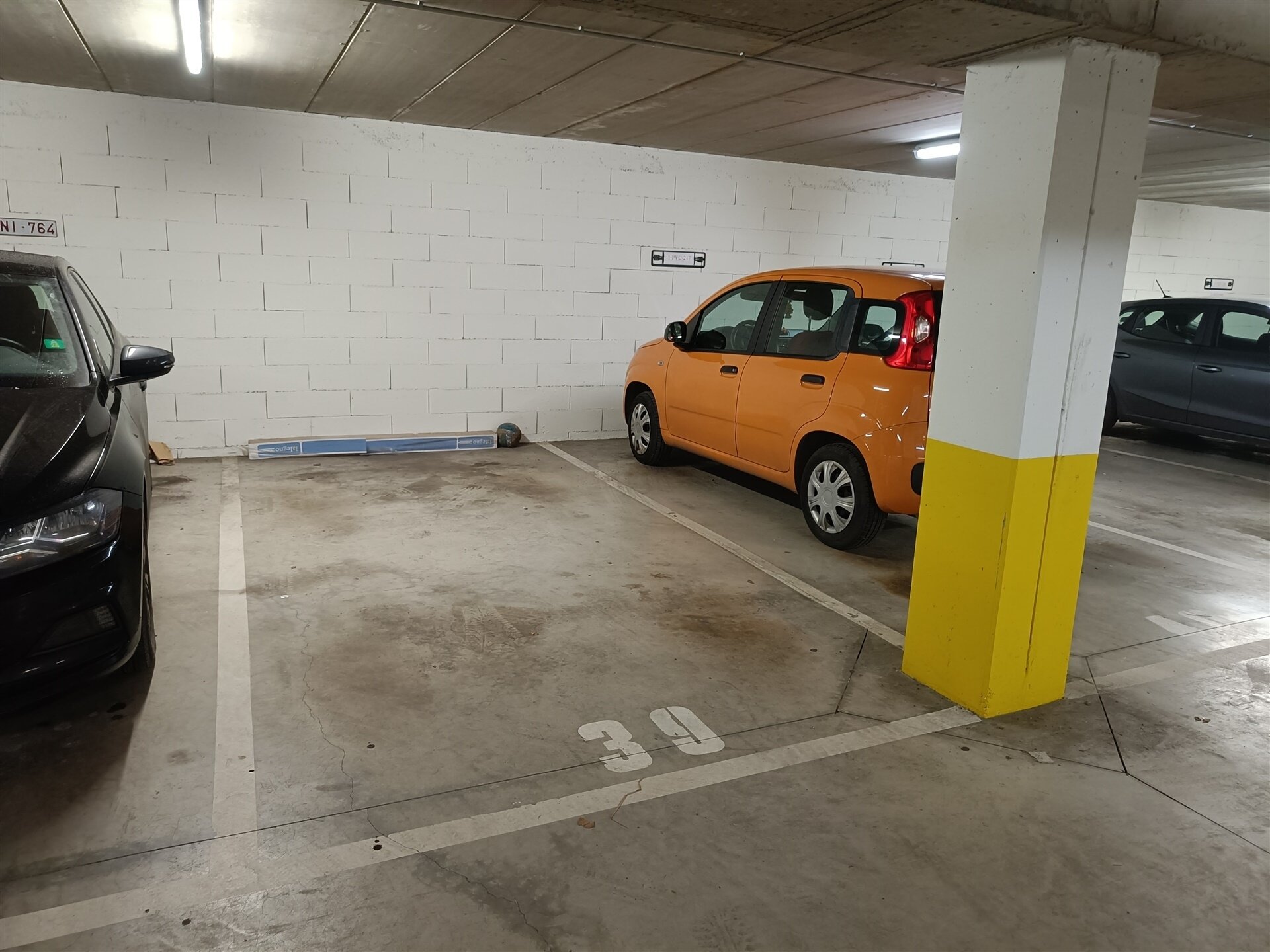 Autostaanplaats binnen te huur in WEMMEL