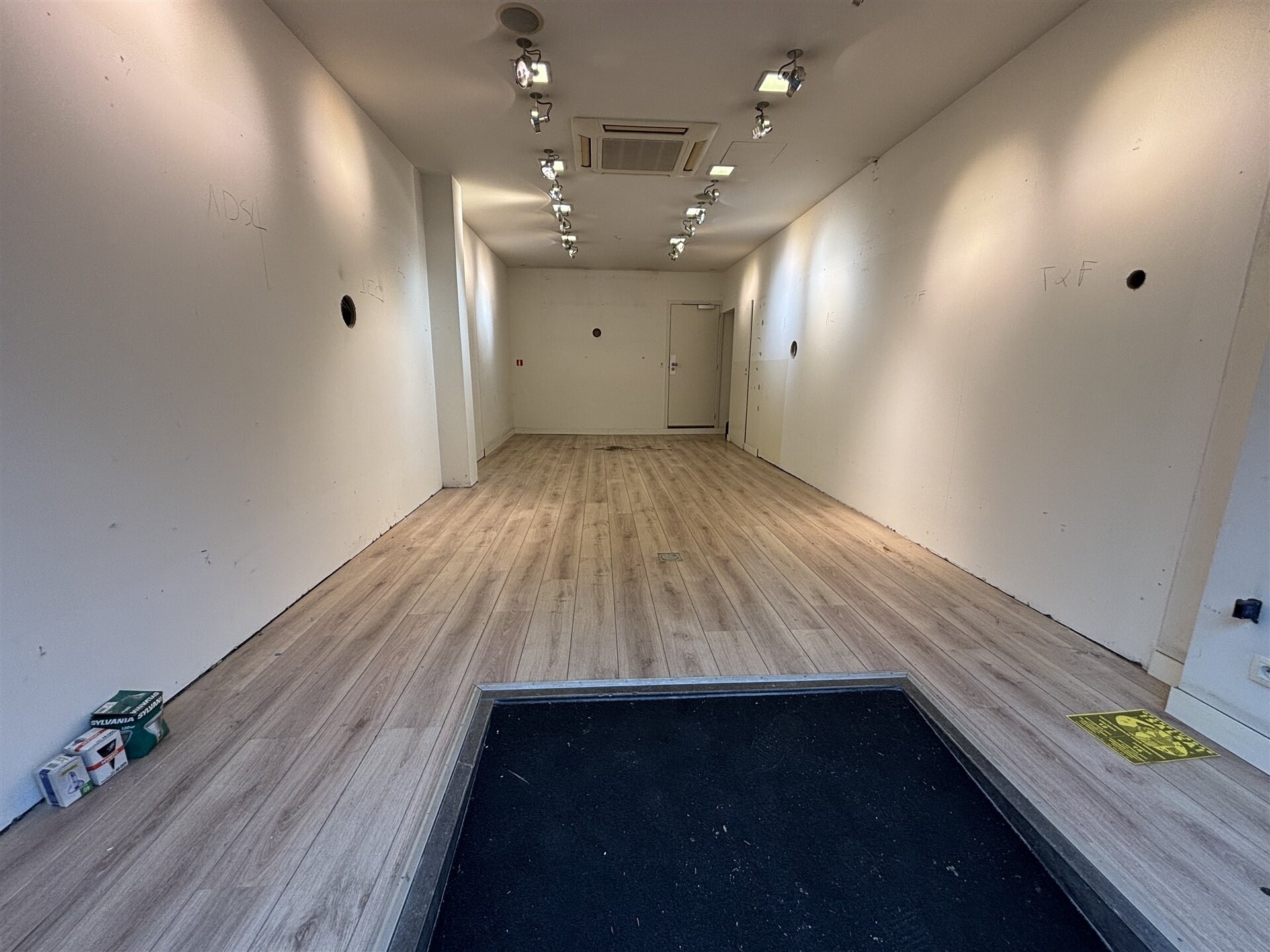 Commerce-Bureaux-Rapport à louer à VILVOORDE