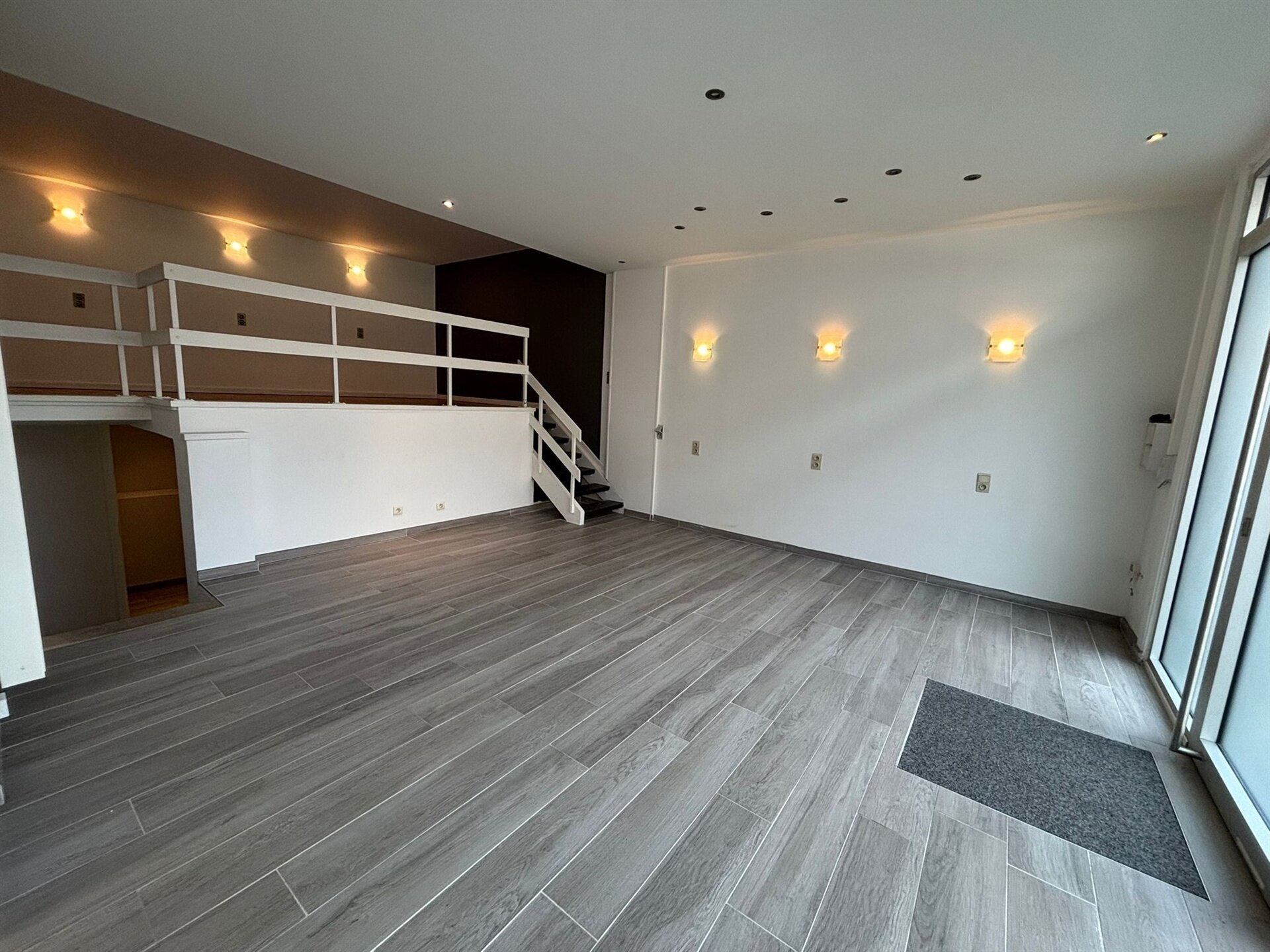 Handelsgelijkvloers te huur in STROMBEEK-BEVER