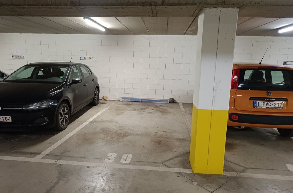 Autostaanplaats binnen te huur in WEMMEL