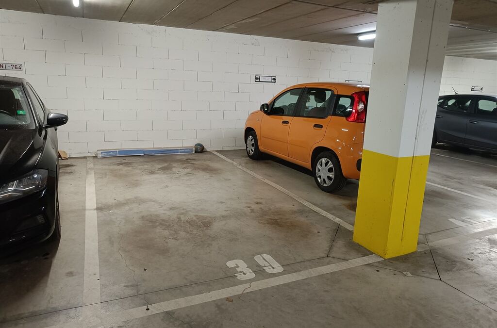 Autostaanplaats binnen te koop in WEMMEL